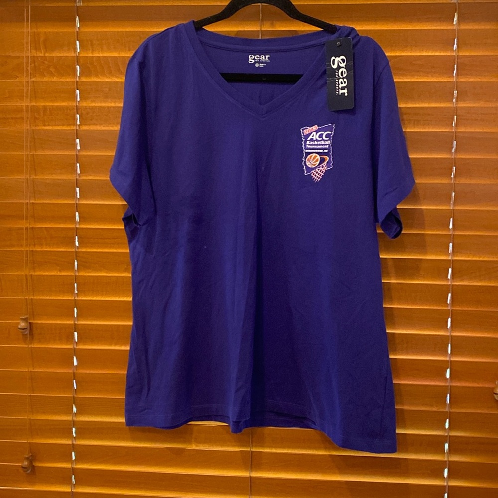 2013 official ACC Basketball Greensboro Purple v-Neck T-shirt size XXL (d)